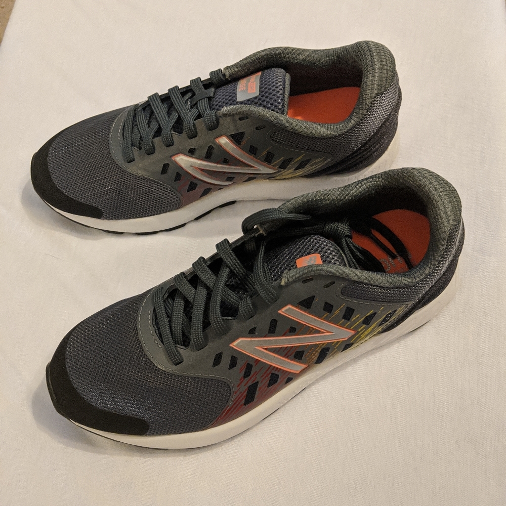 New Balance boys sz 4 shoes